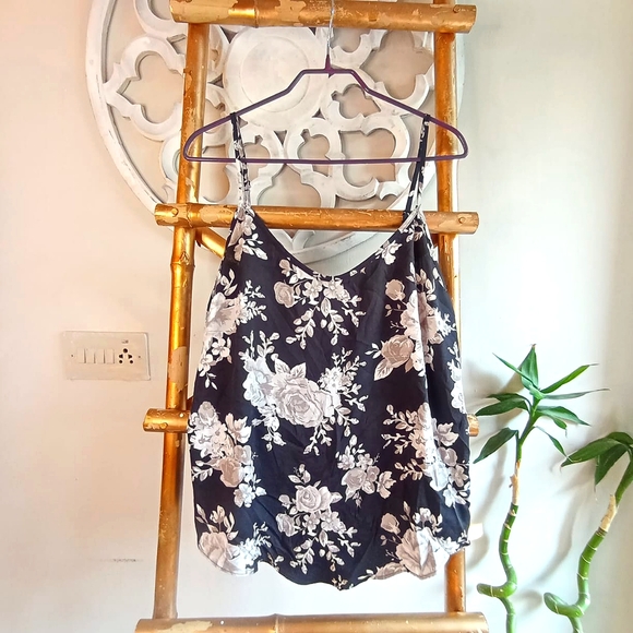 👩‍❤️‍👩 Floral Deep Grey And White Vest Top - Picture 4 of 15